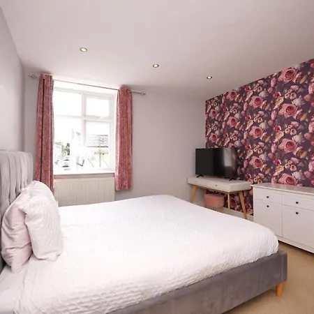 2 Bed Flat In *