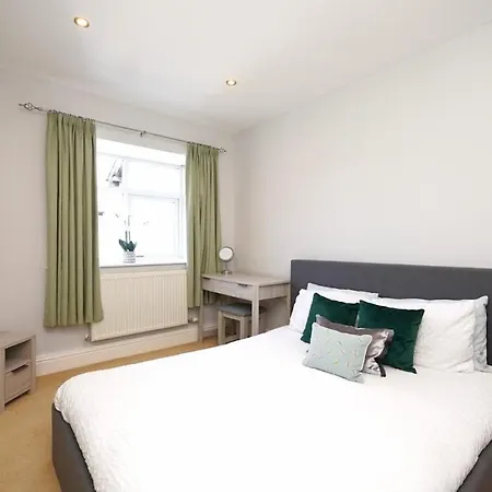 2 Bed Flat In Apartment